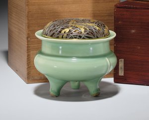Stort Longquan celadon stativ røgelseskar med japansk pakkeforgyldt metalcover (keramik) (se også 349496)