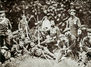 3. Carlistkrig (1872-1876): tronprætendent i Spanien Charles de Bourbon (1848-1909) (Carlos Maria de Borbon y Austria-Este eller Charles VII), hertug af Madrid, omgivet af sine forsvarere. Foto omkring 1872-1876