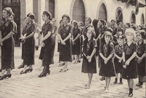 Kvindeafdelingen i Falangistbevægelsen i Spanien under Francisco Francos styre (s/h-foto) af Spanish Photographer