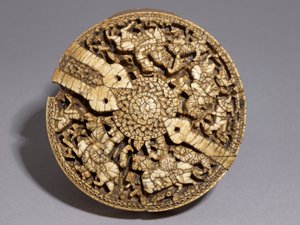 Låg på en beholder dekoreret med fire jægere og dyr, Umayyad-perioden, 998-999 e.Kr. (se også 117778) af Spanish School