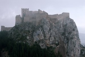 Udsigt over Loarre slot, bygget fra det 11.-13. århundrede af Spanish School