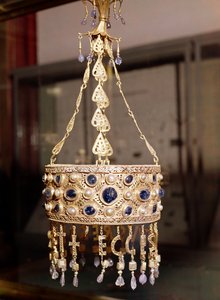 Votiv krone af kong Recesvinth (r.652-72) fra Treasure of Guarrazar, ca. 670 (guld, bjergkrystal, perler og safirer) af Spanish School