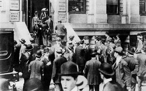 Angstfulde folkemængder uden for White Star Line-kontoret, 1912 1937