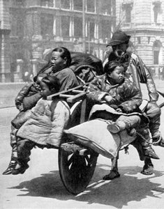 Kinesisk familie på en vogn, 1936.