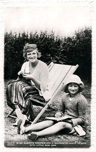 Gladys Cooper 1888-1971, engelsk skuespillerinde, med sin datter Joan, begyndelsen af det 20. århundrede.