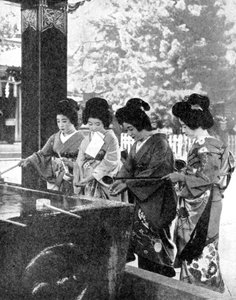 Japanske kvinder vasker deres hænder før de går ind i et tempel, 1936.