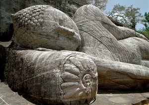 Det tilbagelænede billede, der skildrer Buddhas parinirvana, skulptur, Gal Viharas tempel