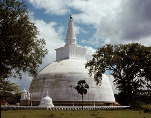 Udsigt over Ruwanwelisaya stupa af Sri Lankan School