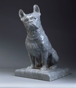 En grå marmorfigur af en mops (grå marmor) af Stanislas Lami