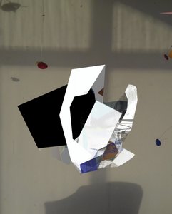 Flydende geometrisk skulptur