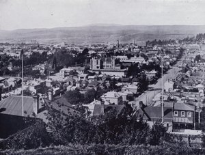 Launceston: Udsigt fra Upper Brisbane Street, med udsigt over Brisbane og Paterson Streets, State High School i centrum (s/h foto) af Stephen Spurling