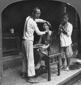 En kinesisk barber i Bhamo, Burma, 1908