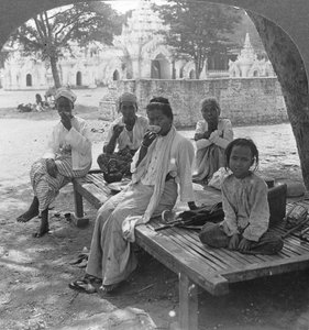 En social drik kaffe, Mandalay, Burma, 1908. af Stereo Travel Co