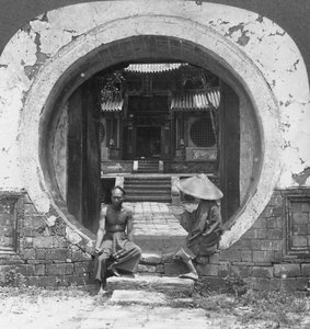 Nysgerrig gateway, indgang til et joss-hus, Bhamo, Burma, 1908 af Stereo Travel Co