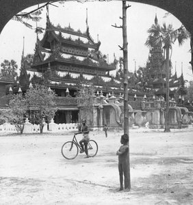 Queens Golden Monastery, Mandalay, Burma, 1908. af Stereo Travel Co
