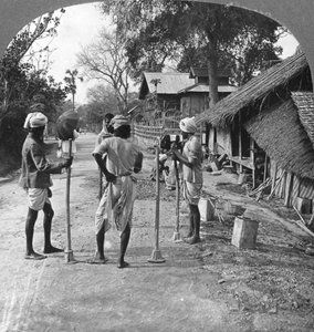 Vejreparation, Bhamo, Burma, 1908 af Stereo Travel Co