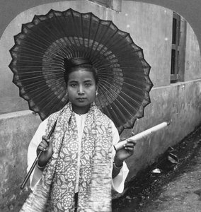 Ung burmesisk kvinde med en enorm cigar, Rangoon, Burma, 1908