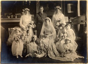 Gruppebryllupsportræt af Lady Blanche Cavendish og oberst Ivan Murray Guards Chapel, Lansdowne House, 21. april 1919 (s/h-foto)