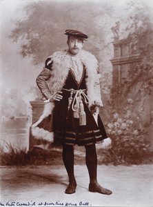 Victor Cavendish, senere 9. hertug af Devonshire, som ambassadør efter Holbein-portrættet af Jean de Dinteville, hertuginden af Devonshires diamantjubilæumsbal i Devonshire House