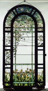 Et spalteglasvindue af blyholdig glas forestillende klematisranker, tidligt i det 20. århundrede (blyholdigt glas)