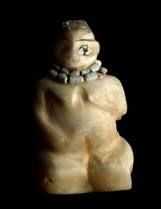 Basse Mesopotamien, Irak, sumerisk kunst: statuette i albatre af en knælende kvinde fra stedet for Tell es-sawwan (es Sawwan). 3000 f.Kr. Svag. 9,4 cm Bagdad, National Iraq Museum - Nedre Mesopotamien, Irak, sumerisk kunst: alabastfigur af en knælende kvin