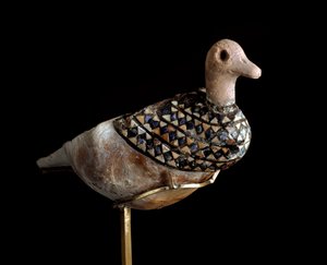 Nedre Mesopotamien, Irak, Sumerisk kunst: andeformet lampe lavet med en skal indlagt med lapis lazuli, rød kalksten og perlemor. 3000 f.Kr. Sol. l. 21 cm Bagdad, Nationalt Irak Museum