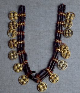 Sumerisk kunst: halskæde med guldvedhæng og lapis lazuli perler brugt til brylluppet. Fra de kongelige grave på stedet Ur. 2600-2500 f.Kr. Svag. 41 cm National Iraq Museum Bagdad