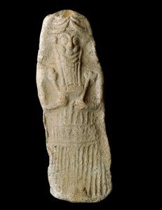 Sumerisk kunst: krigergud med kvægets ører repræsenterer løgne i hans kiste, sandsynligvis den mesopotamiske gud Dumuzi. Terracotta skulptur. Fra Diqdiqqe-stedet. Svag. 12 cm Bagdad, Nationalt Irak Museum