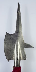 Hellebard (stål, messing og træ med tekstiler) af Swiss School
