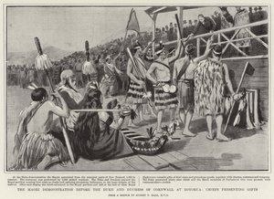 Maori-demonstration foran hertugen og hertuginden af Cornwall i Rotorua, høvdinge overrækker gaver af Sydney Prior Hall