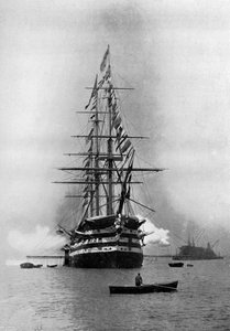 HMS Duke of Wellington affyrede en Royal Salute som flagskib i Portsmouth, Hampshire, 1896. af Symonds and Co