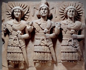Palmyreisk triade: Baalshamin, himlens herre mellem måneguden og solguden. Lavrelief i kalksten fra 1. århundrede. Fra Palmyra, Syrien. Søn 0,6x0,72 m Paris, museum du Louvre