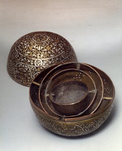 Orientalsk kunst: Burle-parfume (brænd-parfumer) eller håndvarmer (håndvarmer) fra Syrien, slutningen af det 15., begyndelsen af det 16. århundrede. Kobberlegering hamret med gravdekor, huller, indlagt med guld, sølv og sort pasta. Paris, Musée du Louvre
