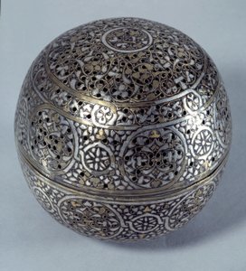 Orientalsk kunst: Frule-parfume (brænd-parfume) eller håndvarmer (håndvarmer) fra Syrien, slutningen af det 15., begyndelsen af det 16. århundrede. Kobberlegering hamret med gravdekor, gennemboringer, indlagt med guld, sølv og sort pasta. Paris, Musée du L