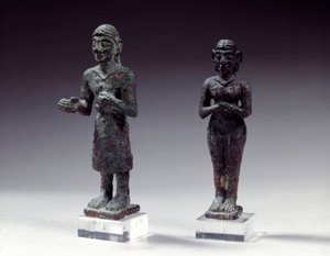 Statuetter af tilbedere og gudinde i bronze, fra Syrien 2300-2000 f.Kr. Paris, Louvre-museet