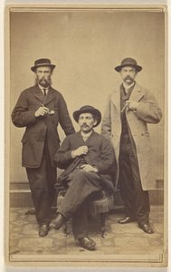 [Tre uidentificerede mænd med hatte, der holder enten en pibe eller en cigar, alle med overskæg og/eller skæg]. af T.M. Schleier