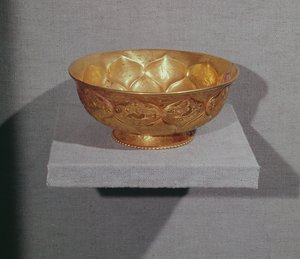 Skål dekoreret med prægede lotusblade (guld)