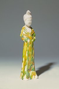 Sancai bleg keramikfigur af en stående hofdame, Tang-dynastiet (keramik)