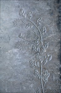 Stele indgraveret med et krisantem, blomster og blade, 618-907 (sten) af Tang Dynasty Chinese School