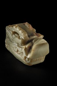 Junkunc Jade Dragon Head (jade) af Tang Dynasty Chinese School