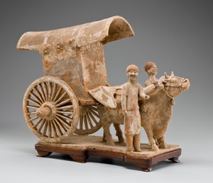To-hjulet oksevogn med okse og to stående ledsagere (malet terracotta)