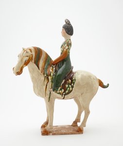 Kvinde til hest, Tang-dynastiet, ca. 700-750 (lertøj med bly-silikatglasurer og malede detaljer)