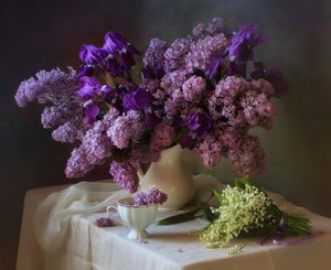 Lilla syrener og iris – stilleben