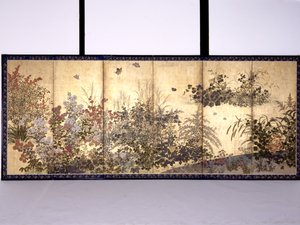 Blomster og sommerfugle (blæk, farve og bladguld på papir) af Tawaraya Sotatsu