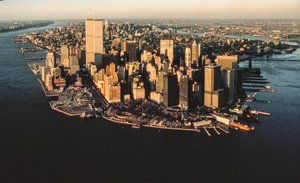 Luftfoto af Lower Manhattans havnefront fra New Yorks havn med World Trade Cen...