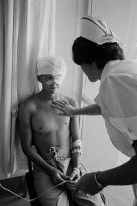Amerikanske soldater, der er blevet såret i Vietnamkrigen, bliver fløjet til et hospital i Clark A...