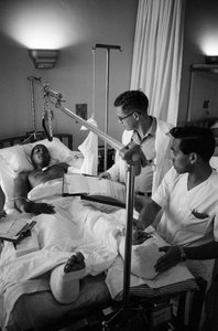 Amerikanske soldater, der er blevet såret i Vietnamkrigen, bliver fløjet til et hospital i Clark A...