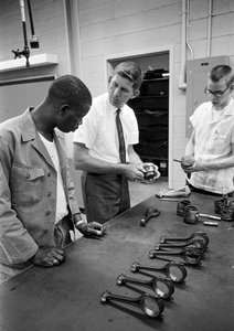 Bilmekanikeruddannelse på North Carolina Industrial Training Centers i 1965... af Ted Spiegel