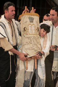 Bar mitvah-dreng bærer Toraj ved Bar mitvah af Ted Spiegel