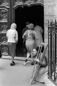 Forkrøblet kvinde tigger, mens pilgrimme går ind i Monserrate-helligdommen, Bogota, Columbia af Ted Spiegel
